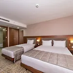 Land Park فندق 4*