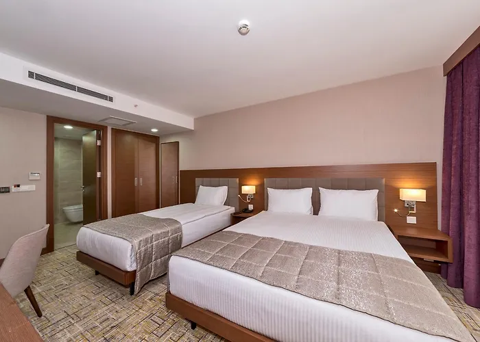 Land Park Hotel 4*