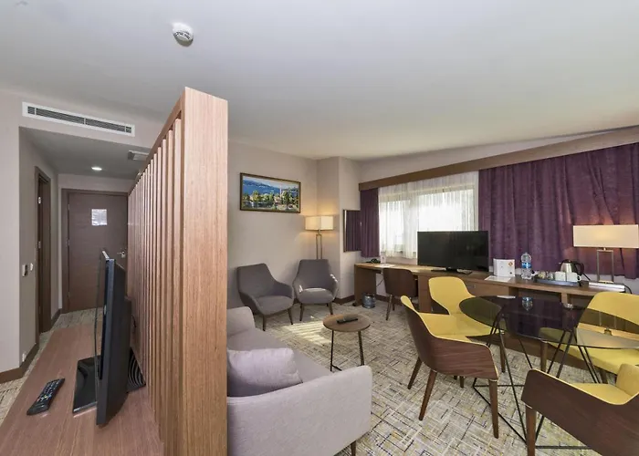 Land Park Hotel