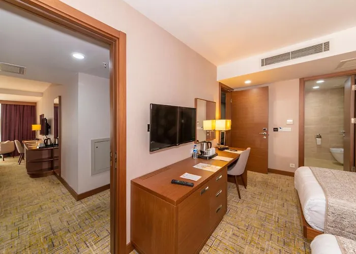 Land Park Hotel 4*